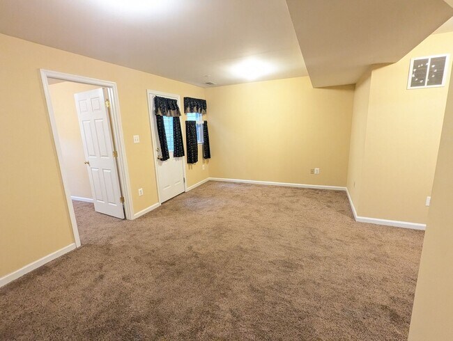 Building Photo - Townhouse in Spring Ridge community - OAKDALE school district - available before the holidays!