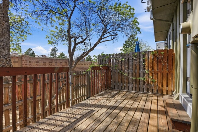 Building Photo - $2,045.95 - 2 Bed, 1.5 Bath Townhome in Centennial with Pool Access