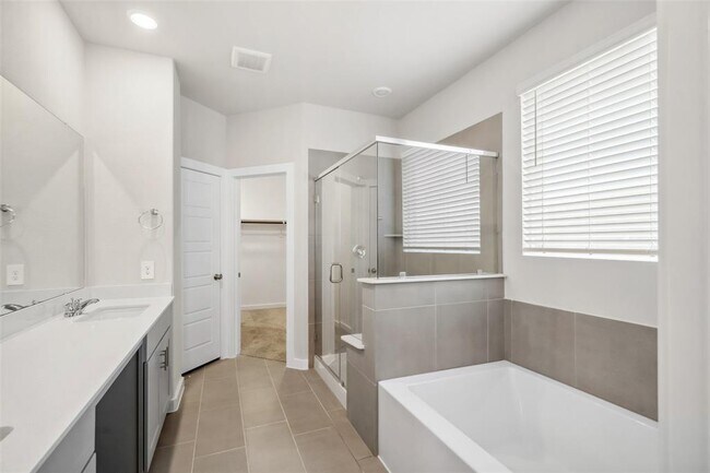 Building Photo - 18033 Martin Pines Dr