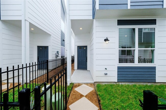 Building Photo - 1540 W Tidwell Rd