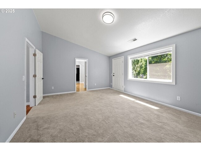Building Photo - 3 levels, 7 bedrooms , lower level apartme...