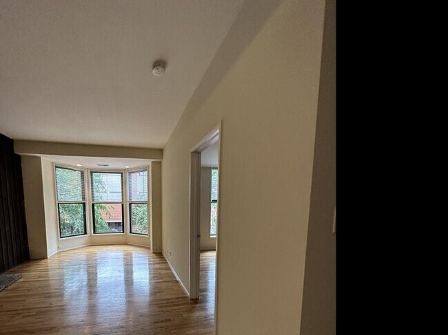 Building Photo - 2 bedroom in Chicago IL 60657