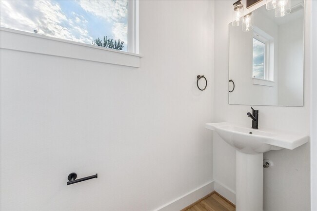 Building Photo - 105 W Whitney St