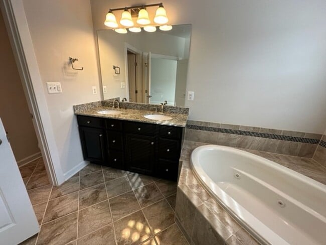 Building Photo - Gorgeous 4-Bed 3.5-Bath Townhouse next to ...