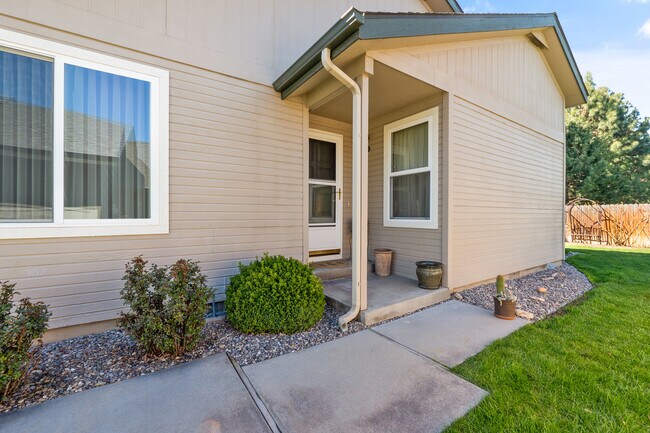 Building Photo - 10490 W Wildrose Ct