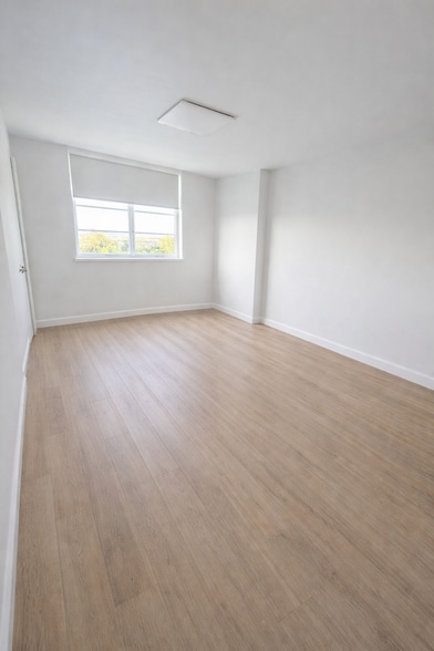 Building Photo - 300 Bayview Dr