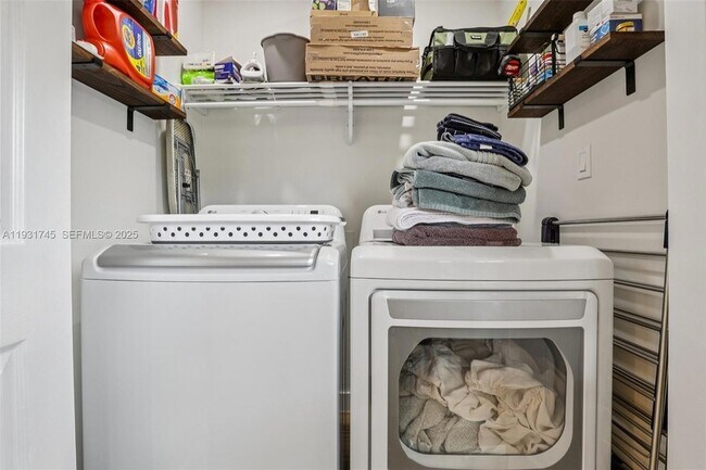 Building Photo - 2926 S University Dr