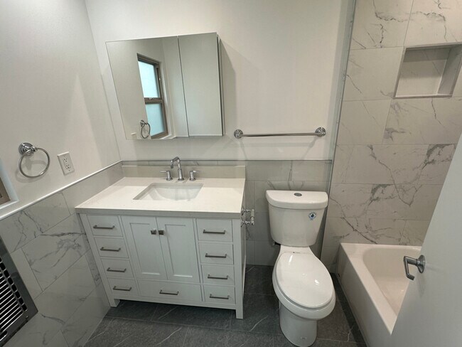 Building Photo - 1262 Granville Ave