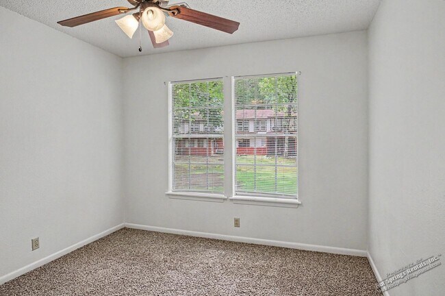 Building Photo - Two level Townhome in DeSoto Courts