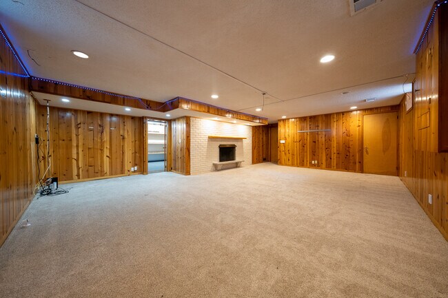 Building Photo - 6624 Southcrest Dr