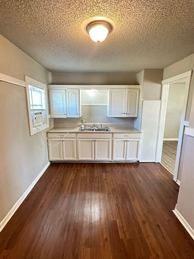 Building Photo - NOW AVAILABLE - 3 Bedroom Home + Fenced Ba...