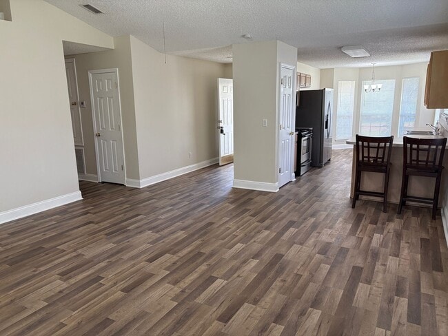 Building Photo - 3 Bedroom, 2 Bathroom Single Family Residence