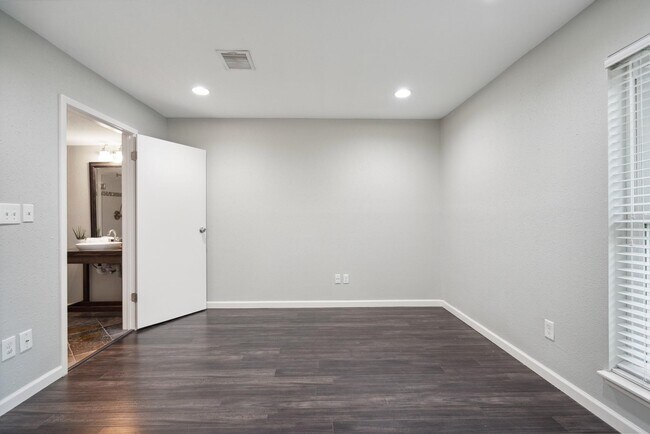 Building Photo - 768 Worthshire St