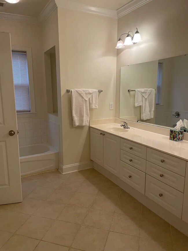 Building Photo - 2 Bed, 2 Bath Apartment on the River - Furnhsied Rental