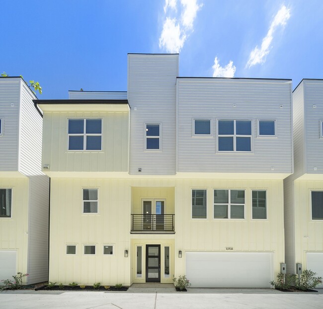 Building Photo - 1015 W 24th St