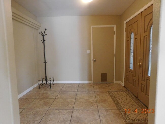 Building Photo - Spacious 3-bedroom, 2-bathroom home