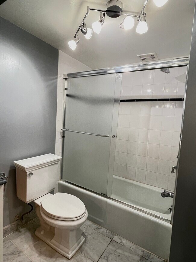 Building Photo - 1301 N Western Ave