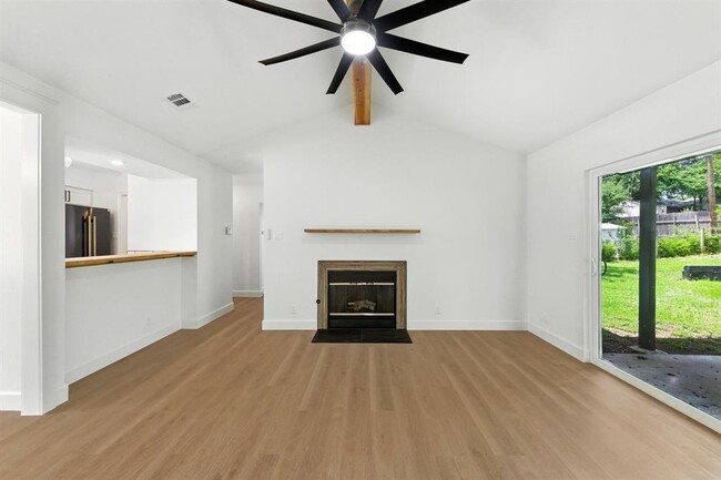 Building Photo - 8520 Bradford Dr