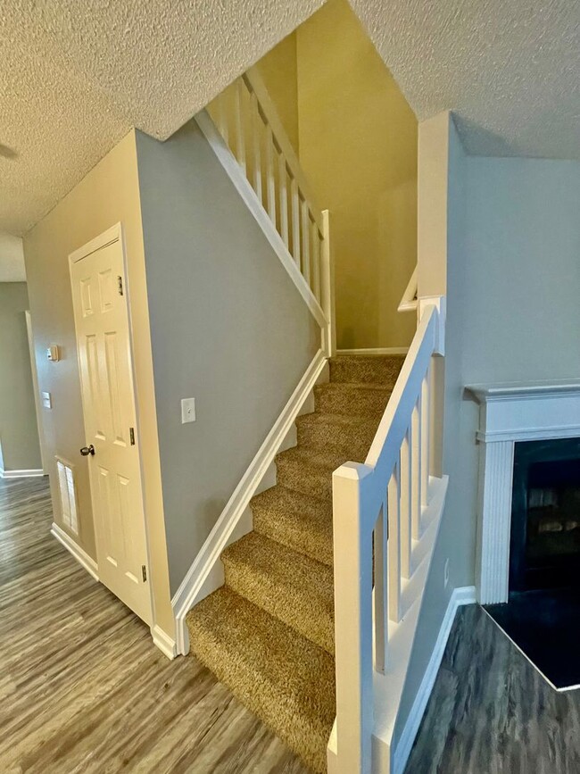 Building Photo - Must see this 3 bedroom 2.5 bath Townhouse...