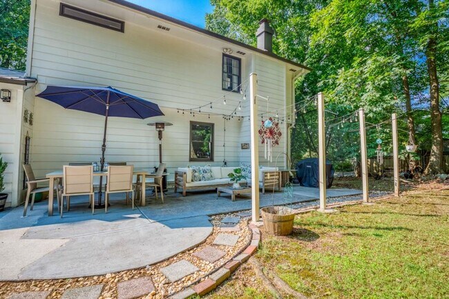 Building Photo - 813 Lakeshore Dr NW