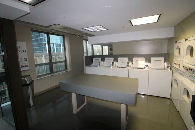 Building Photo - 400 N La Salle Dr