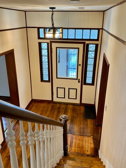 Building Photo - 1802 Perry Hwy