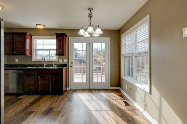 Building Photo - Well-maintained two-story home located in Arthur’s Court.