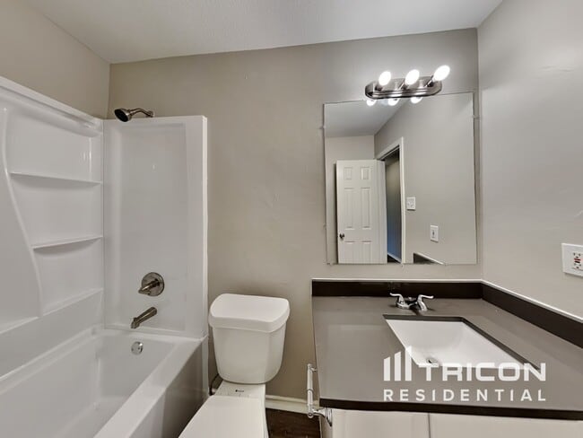 Building Photo - 834 San Jacinto Dr
