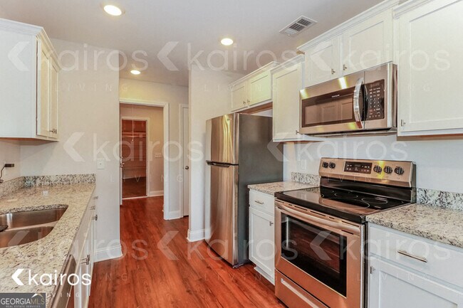 Building Photo - 220 Western Red Cedar Dr