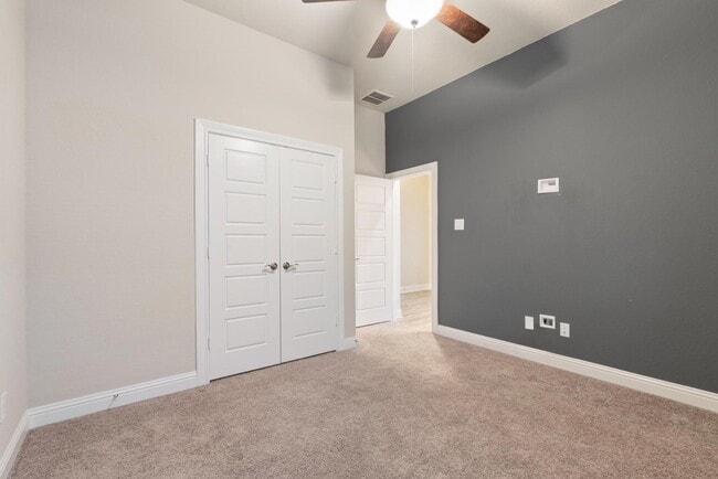 Building Photo - 18716 Laurel Hills Dr
