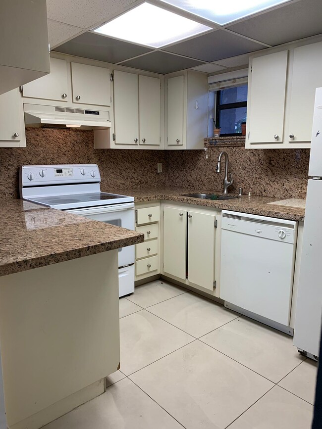 Building Photo - 8290 Lake Dr