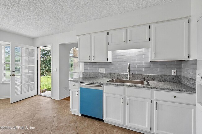 Building Photo - 8426 Country Bend Cir W