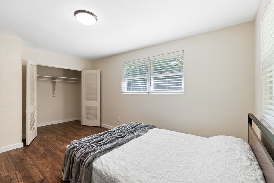 3rd downstairs bedroom - 1524 SW 37th Ave