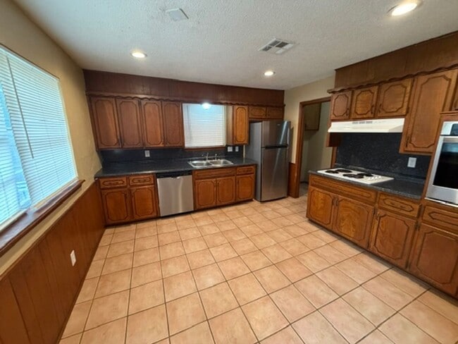 Building Photo - Wonderful east Norman home! Three bed, two bath, two car garage, fully fenced yard!