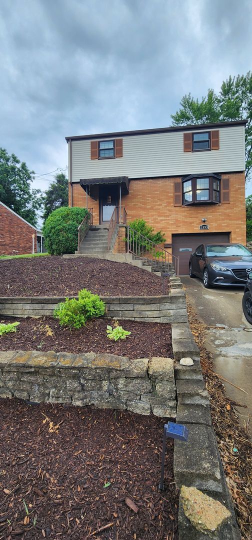Building Photo - Luxury 3-Bedroom, 1-Bathroom House in Broo...