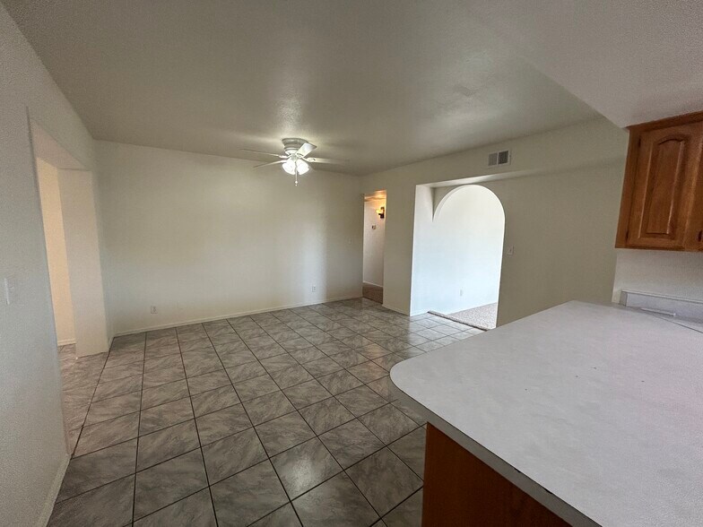 Building Photo - 7222 W Rose Ln