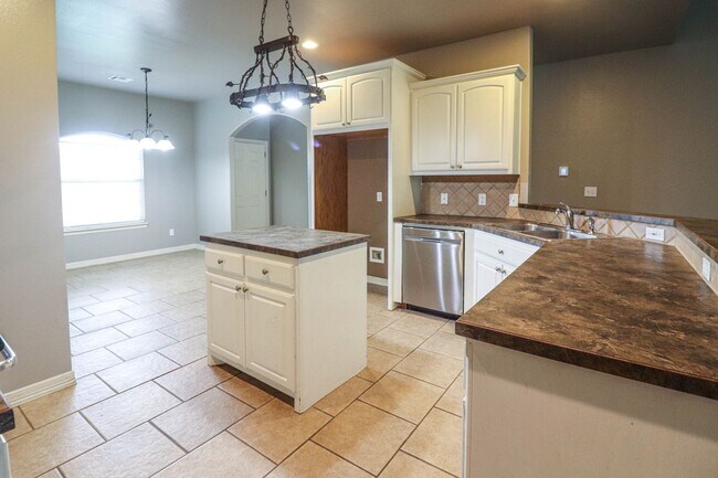 Building Photo - New vinyl plank in bedrooms, hall, new paint, new heat & air conditioning system 2025, large livi...