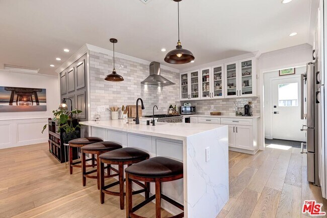 Building Photo - 6700 W 85th Pl