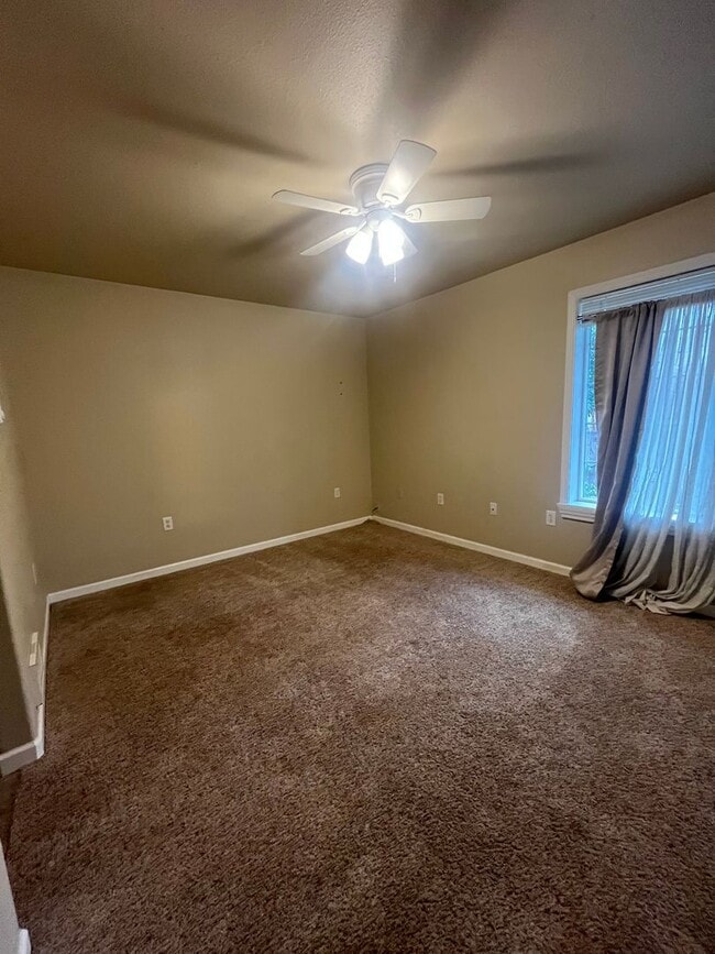 Building Photo - 3-Bedroom 2.5-Bathroom home in Eugene