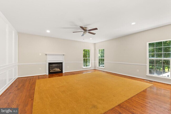 Building Photo - 9201 Golf Ct