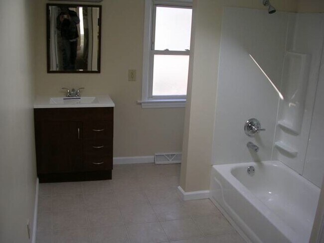 Building Photo - Fantastic 2+ Bedroom w/ 1 1/2 Bath Home! Recently Renovated! Hardwood Floors! Central Air! W/D Ho...