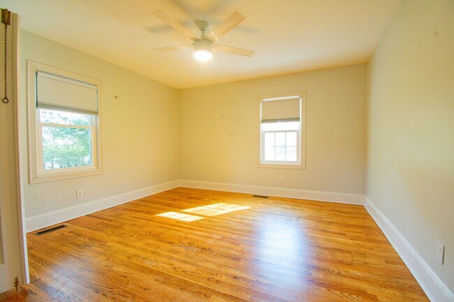 Building Photo - Available 3/27/26 - Charming Haymount 3 Bedroom 2 Bathroom Home- Pets Okay