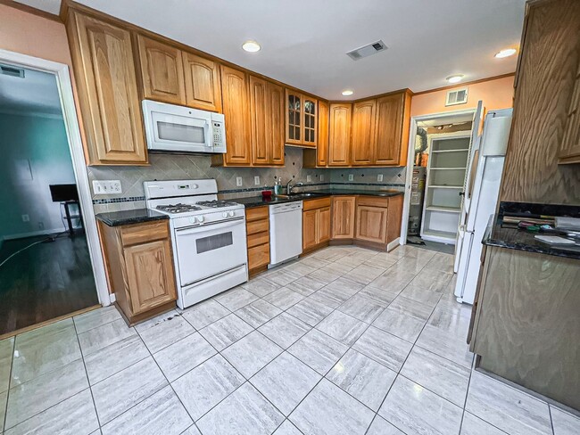 Building Photo - Cheerful 3 Bedroom 2 Bathroom With Office And Spacious Fenced Yard In Beautiful Pimmit Hills