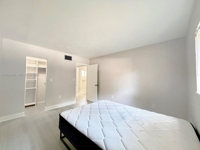 Building Photo - 8601 SW 68th Ct