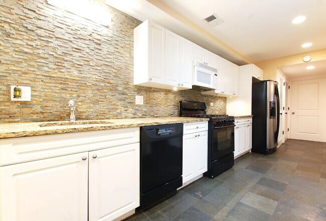 Building Photo - 1352 N La Salle Dr
