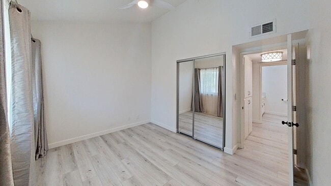 Building Photo - 3/Bedroom Townhouse In Woodland Hills!