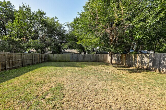 Building Photo - 912 Garver St
