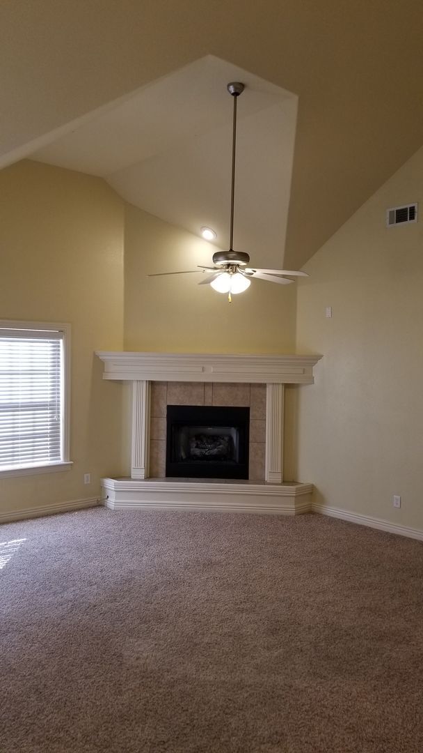 Building Photo - 4 bed 2.5 bath townhome with 2 car garage
