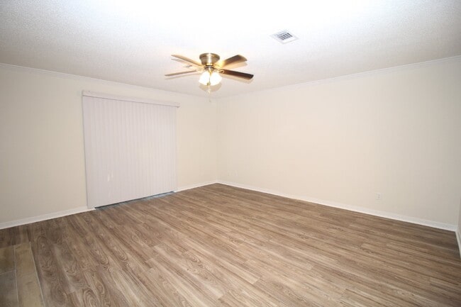 Building Photo - Foxborough Townhome with Modern Flooring &...