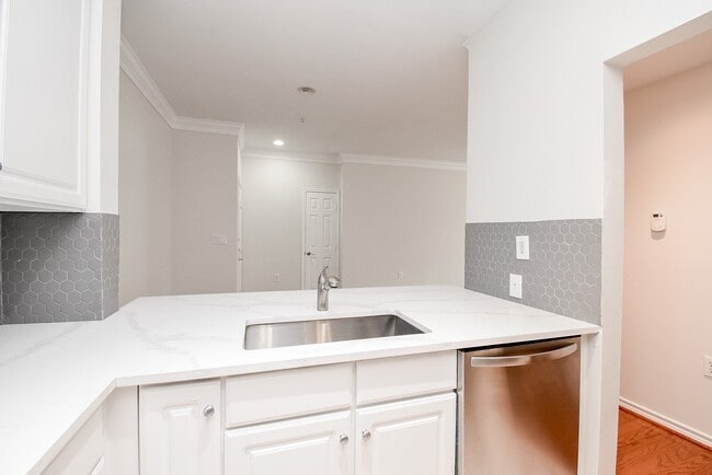 Building Photo - 2400 McCue Rd